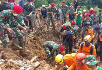 Penyelamatan bayi usia lima bulan oleh tim evakuasi bencana Kopassus 