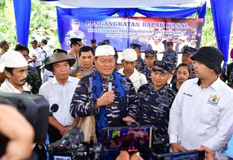 Kasal Laksamana TNI Yudo Margono saat memberikan keterangan pers bedah sekolah di Banten