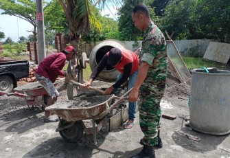 Gotong-royong bantu rehab rumah warga binaan 