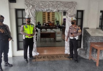 Polres Banjarnegara siagakan personel amankan ibadah Minggu umat kristiani di gereja. Minggu (27/11)