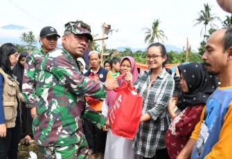 Dansatgas Gulben TNI AL Brigjen TNI (Mar) Hermanto saat mendistribusikan bantuan korban bencana Cianjur 