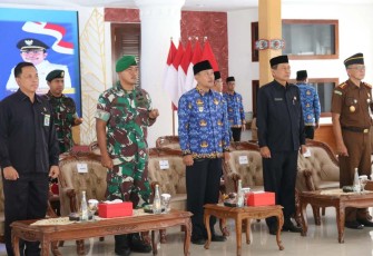 Dandim 0805/Ngawi Letkol Inf Adi Wirawan saat upacara HUT Korpri Tingkat Kabupaten Secara Virtual  