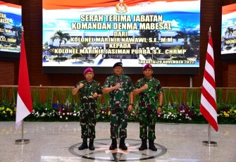 Kasal Laksamana TNI Yudo Margono bersama Dandema usai sertijab di Jakarta 