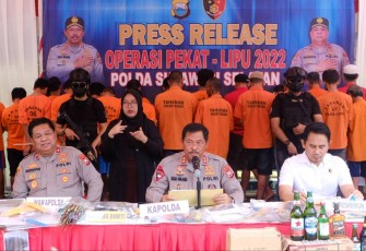 Kapolda Sulsel Irjen Pol Drs Nana Sudjana saat konferensi pers di Mapolda, Rabu (30/11)