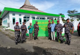 Operasi Bakti Surya Bhaskara Jaya TNI AL renovasi masjid At Taubah di desa Rawa Jaya Tobelo Halmahera Utara 