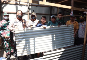 Kapolres Demak AKBP Budi Adhy Buono saat memberikan bantuan asbes korban angin puting beliung di Dukuh Turus. Senin (1/12)