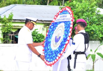 Kepala Staf Koarmada III Laksamana Pertama TNI Rudhi Aviantara saat letakkan karangan bunga di TMP Tri Jaya Sakti. Jum'at (2/12)