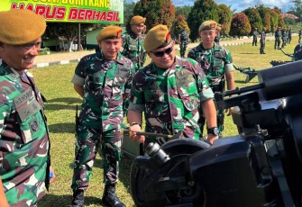 Danpussenarmed Mayjen TNI Yudhy Chandra Jaya saat inspeksi kesiapan alutsista Yonarmed 18 Komposit, Jum'at (2/12)