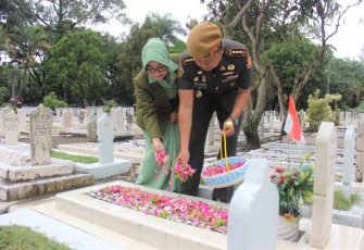 Danmenarmed 2 Kostrad Kolonel Arm Rizal Analdie tabur bunga di TMP Untung Suropati, Kamis (1/12)
