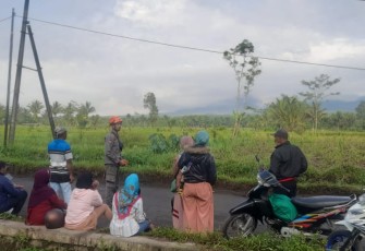 Tim Reaksi Cepat (TRC) BPBD Kabupaten Lumajang memberikan sosialisasi kepada masyarakat agar menjauhi zona merah Gunungapi Semeru, Kabupaten Lumajang, Minggu (4/12).