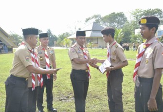 Kasdam I/BB Brigjen TNI Rifky Nawawi saat memberikan piagam kader Saka Wira Kartika 