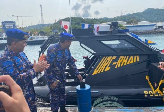 Kapolda Banten Irjen Pol Prof Dr Rudy Heriyanto saat meresmikan kapal patroli URC RE-HAN di Merak Banten, Senin (5/12)