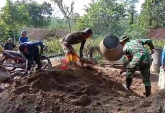 Gotong royong bersihkan lingkungan bersama warga desa binaan