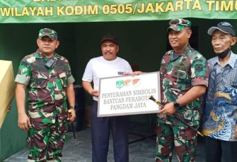 Pangdam Jaya Mayjen TNI Untung Budiharto saat mengunjungi RLTH 