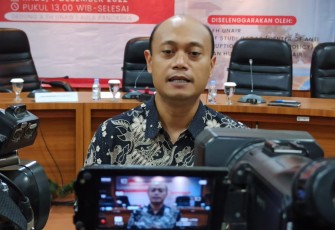 Imam Prihandono S.H., pakar hukum HAM Fakultas Hukum Universitas Airlangga Surabaya saat memberikan keterangan pers. Rabu (7/12) 