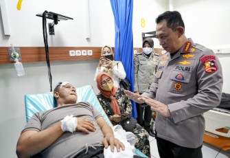 Kapolri Jenderal Listyo Sigit Prabowo saat menjenguk korban bom bunuh diri Polsek Astana Anyar di RS Immanuel Bandung, Rabu (7/12)