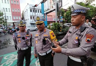 Dirlantas Polda Jateng Kombes Pol Agus Suryo Nugroho saat memantau lalin dengan drone