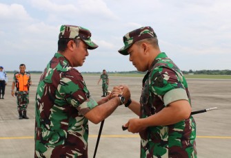 Pangkoopsud I Marsda TNI Bambang Gunarto bersama Danlanud Sri Mulyono Herlambang Kolonel Pnb Sigit Gatot P