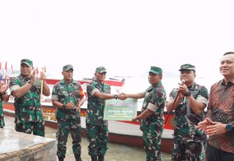 Kasdam I/BB Brigjen TNI Rifky Nawawi saat menyerahkan bantuan perahu motor Kasad