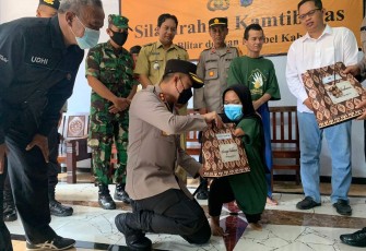 Kapolres Blitar AKBP Adhitya Panji Anom saat memberikan tali asih di rumah Kinasih, Senin (12/12)