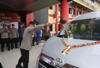 Kapolda Kalteng Irjen Pol Drs Nanang Avianto saat meninjau syukuran hibah mobil dari BRI Palangka Raya, Selasa (13/12)