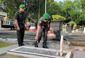 Dandim 0801/Pacitan Letkol Inf Roliyanto saat tabur bunga
