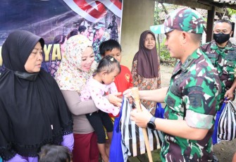 Dandim 0802/Ponorogo Letkol Inf Hirta Juni Adriansyah saat membagikan sembako