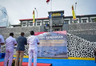 Wakasal Laksdya TNI Ahmadi Heri Purwono saat meresmikan Mako Lanal Kendari