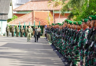 Danrem 064/MY Brigjen TNI Tatang Subarna saat inspeksi pasukan dalam upacara peringatan Hari Juang TNI AD 