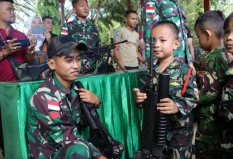 Antusias anak-anak saat dikenalkan dunia militer 