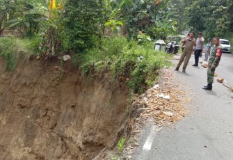 Kondisi tanah longsor yang memutus akses jalan di Pati
