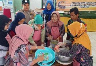 Semangat ibu-ibu dalam pelatihan pengilahan ikan lele 