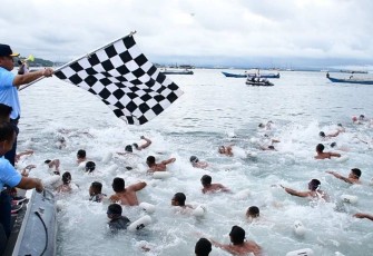 Pangkoarmada III Laksamana Muda TNI Irvansyah saat melepas peserta lomba renang, Minggu (18/12)