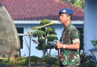Dankoharmatau Marsda TNI Eddy Supriyono saat memberikan pengarahan dalam apel khusus, Senin (19/12)