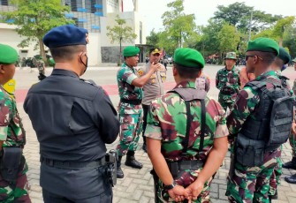 Dandim 0805/Ngawi Letkol Inf Adi Wirawan saat memberikan pengarahan 