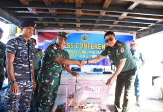 Danlantamal XII Laksma TNI Suharto saat konferensi pers penyelundupan satwa dilindungi. Selasa (20/12)
