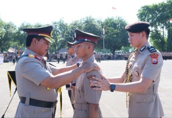 Kapolda Sulsel Irjen Pol Drs Nana Sudjana saat melantik Bintara baru di SPN Batua Polda Sulsel, Rabu (21/12)
