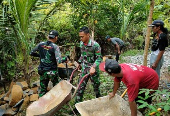 Karya bakti bangun tempat wudhu masjid di perbatasan 