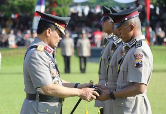 Kapolda Jateng Irjen Pol Ahmad Luthfi saat melantik Bintara Baru di SPN Purwokerto, Rabu (21/12)