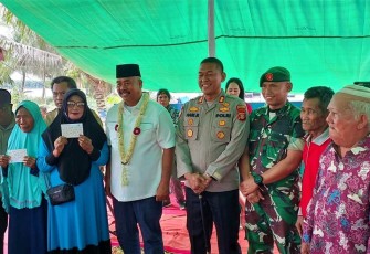 Dandim 0906/Kkr Letkol Inf Jeffry Satria saat menghadiri Hari Jadi Ke-48 Kelurahan Teluk Dalam