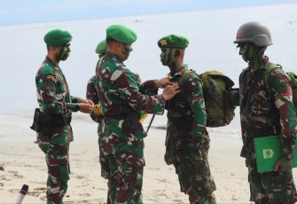Danrindam XVIII Kasuari Kolonel Inf Ferry Irawan saat menyematkan peserta pendidikan 