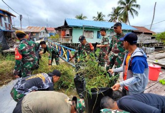 Karya bakti bersihkan lingkungan bersama masyarakat 