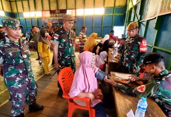 Pelayanan pengobatan gratis Satgas Yonarmed 19/105 Trk Bogani di perbatasan, Kamis (22/12)