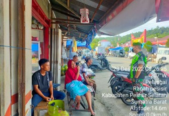 Babinsa Koramil 02/Ranpes saat komsos bersama warga binaan 