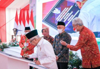 Menteri Teten Masduki saat mendampingi Wapres RI KH Ma'ruf Amin saat meresmikan PLUT KUMKM di Kabupaten Semarang Jawa Tengah, Selasa (27/12)