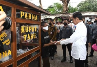 Presiden Joko Widodo memberikan bansos pedagang kaki lima di pasar Baru Kabupaten Subang, Selasa (27/12)