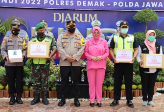 Kapolres Demak AKBP Budi Adhy Buono bersama Bhayangkari foto bersama di Pos PAM Nataru 