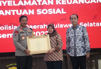 Kapolda Sulsel Irjen Pol Drs Nana Sudjana saat menerima penghargaan Mensos RI Tri Rismaharini 