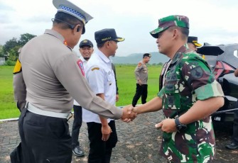 Dandim 0801/Pacitan Letkol Inf Roliyanto saat menyambut kedatangan Irwasda Polda Jatim Kombes Mohamad Aris