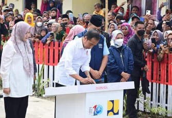 Presiden Jokowi saat meresmikan Huntap pasca bencana Seroja di desa Tambe Kecamatan Bolo, Kabupaten Bima, Provinsi NTB, Kamis (29/12)